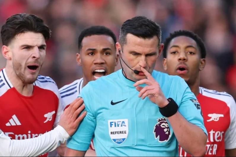 Trọng tài bị dọa giết khi đuổi cầu thủ Arsenal rất khó hiểu