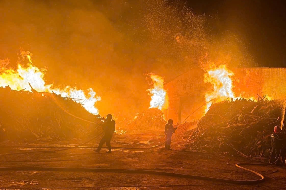 Xưởng gỗ dăm bốc cháy ngùn ngụt trong đêm