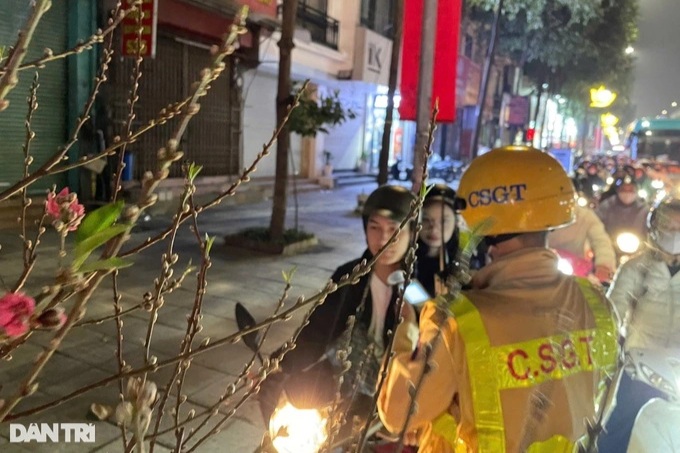 Đêm giao thừa không ngủ của những chiến sĩ cảnh sát giao thông