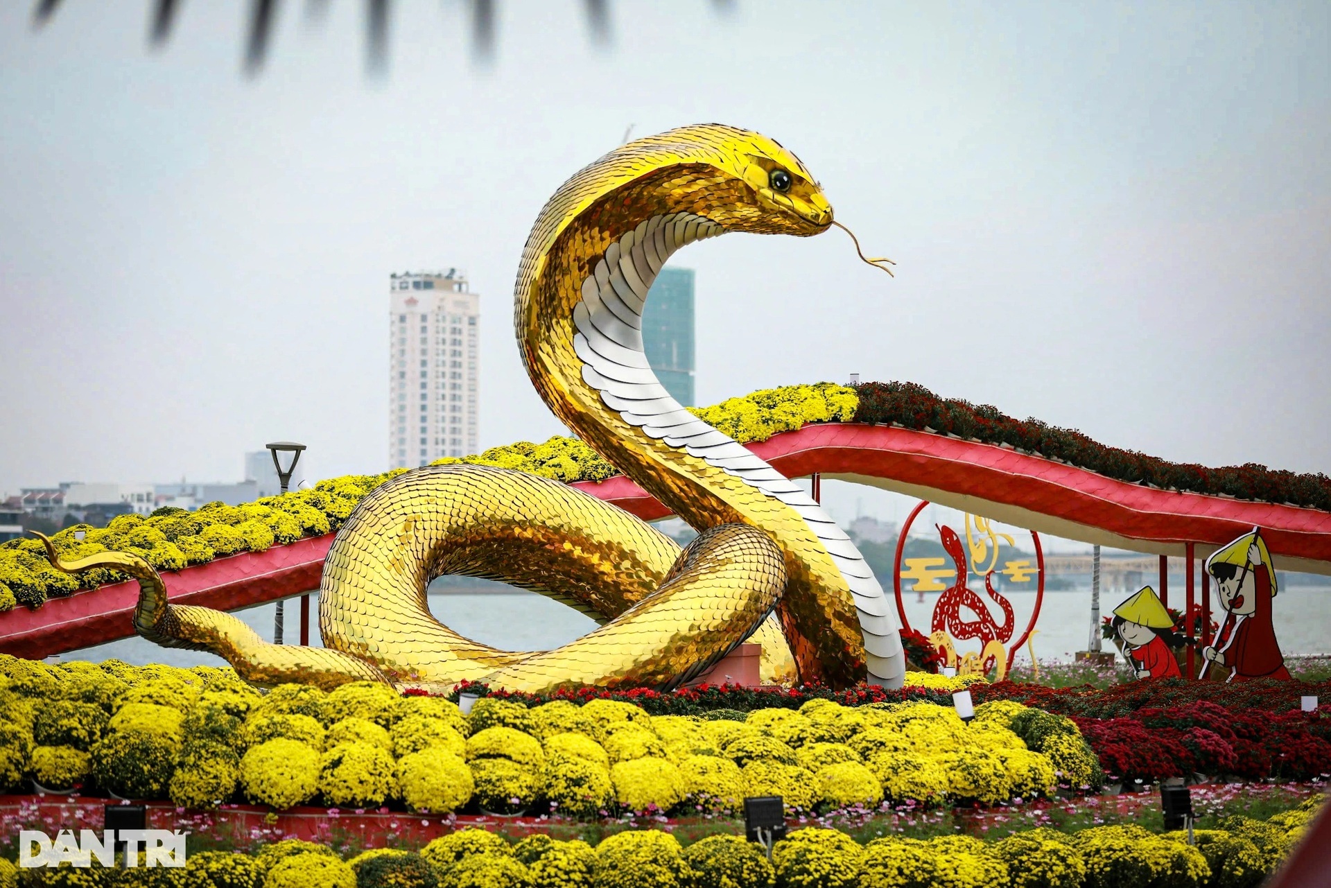 Người dân cả nước hân hoan, vui đón giao thừa Tết Ất Tỵ