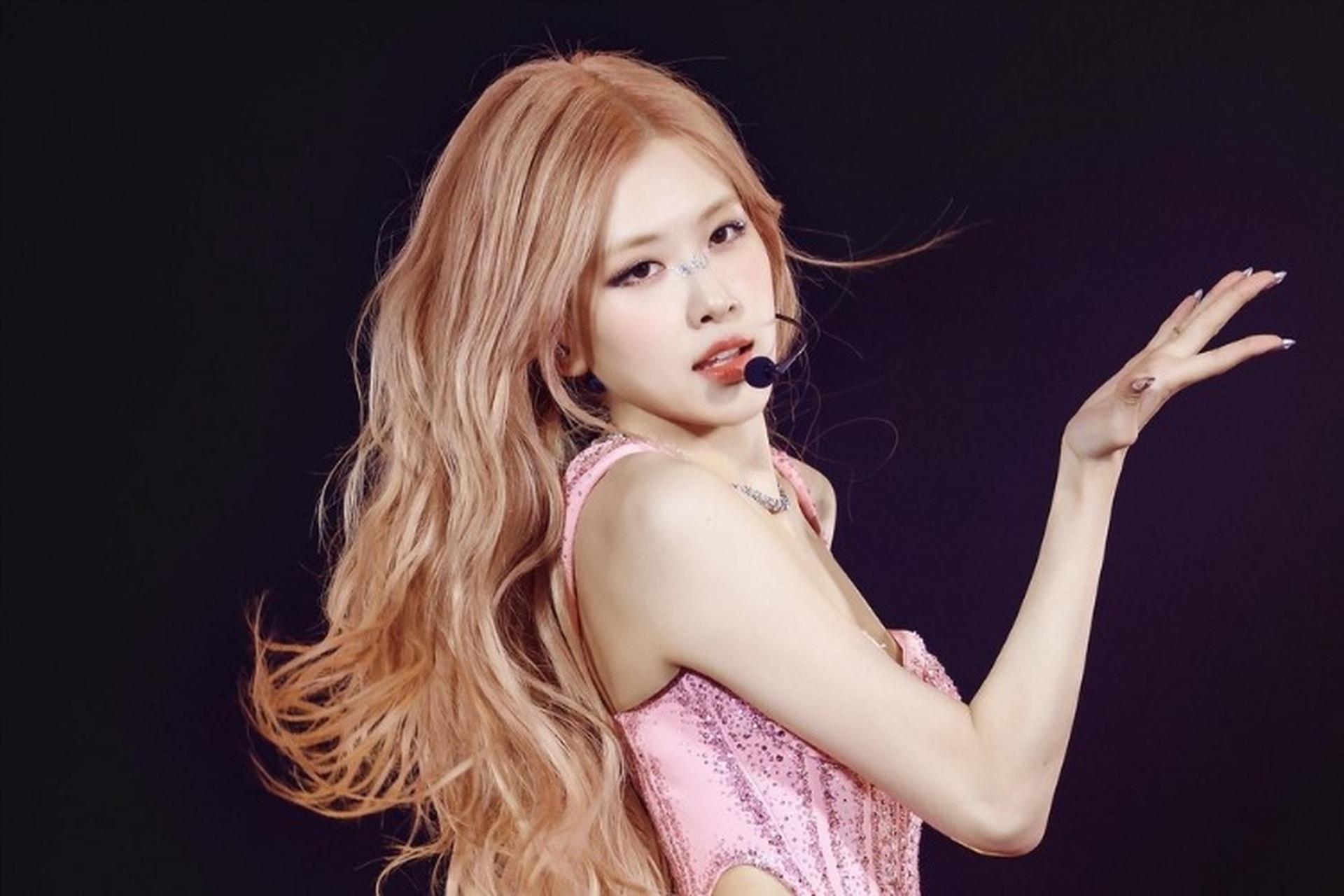 Rosé khiến fan lo lắng về sức khỏe, nghi vấn hẹn hò người mẫu điển trai