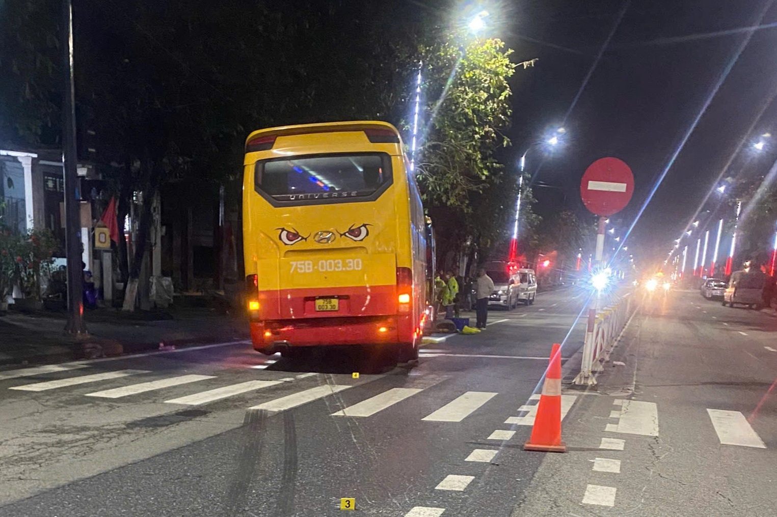 Ô tô khách gây tai nạn liên hoàn trong đêm tại Huế