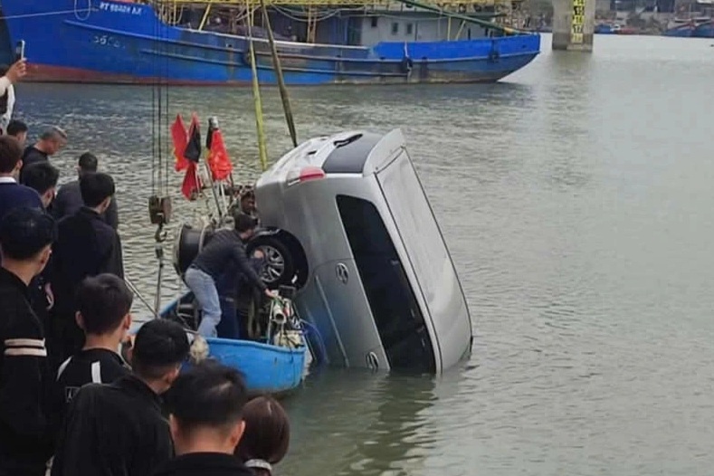 Ô tô 7 chỗ trôi tuột xuống sông khi đang đỗ trên bờ kè