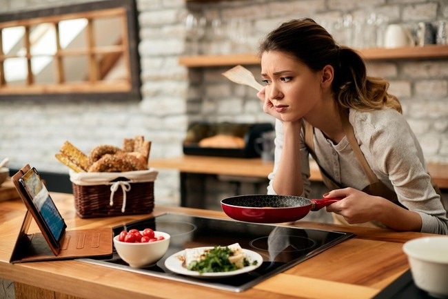 Họ hàng nhà chồng tôi đến ăn Tết linh đình nhưng toàn đi "tay không"