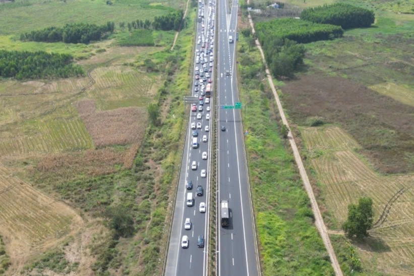 Cao tốc từ TPHCM đi Bình Thuận ùn tắc kéo dài ngày mùng 2 Tết