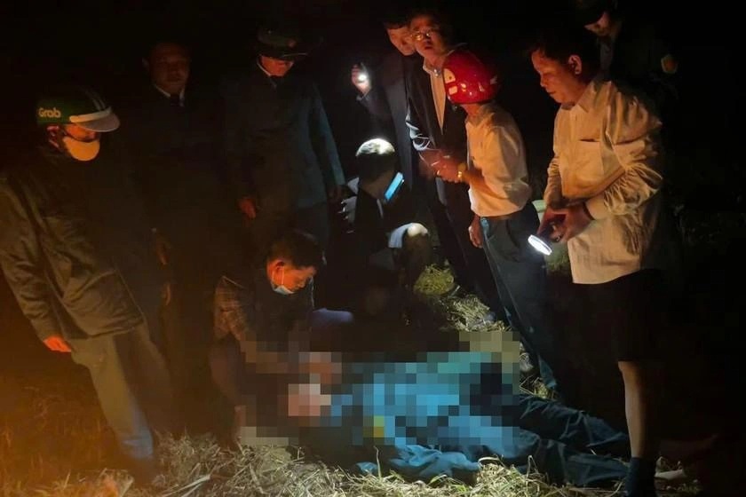 Người đàn ông bơi ra giữa sông cứu một phụ nữ nhảy cầu