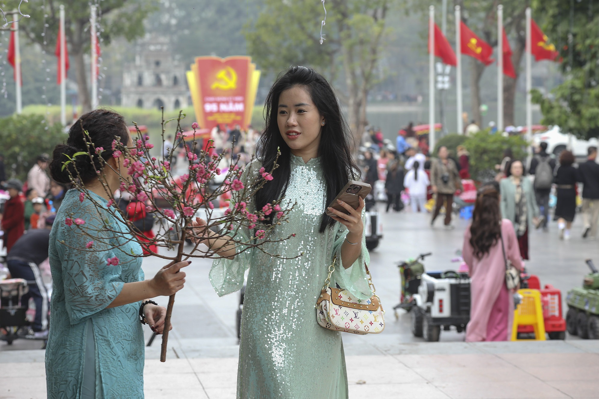 Thời tiết đẹp, người dân đổ ra đường du xuân Ất Tỵ