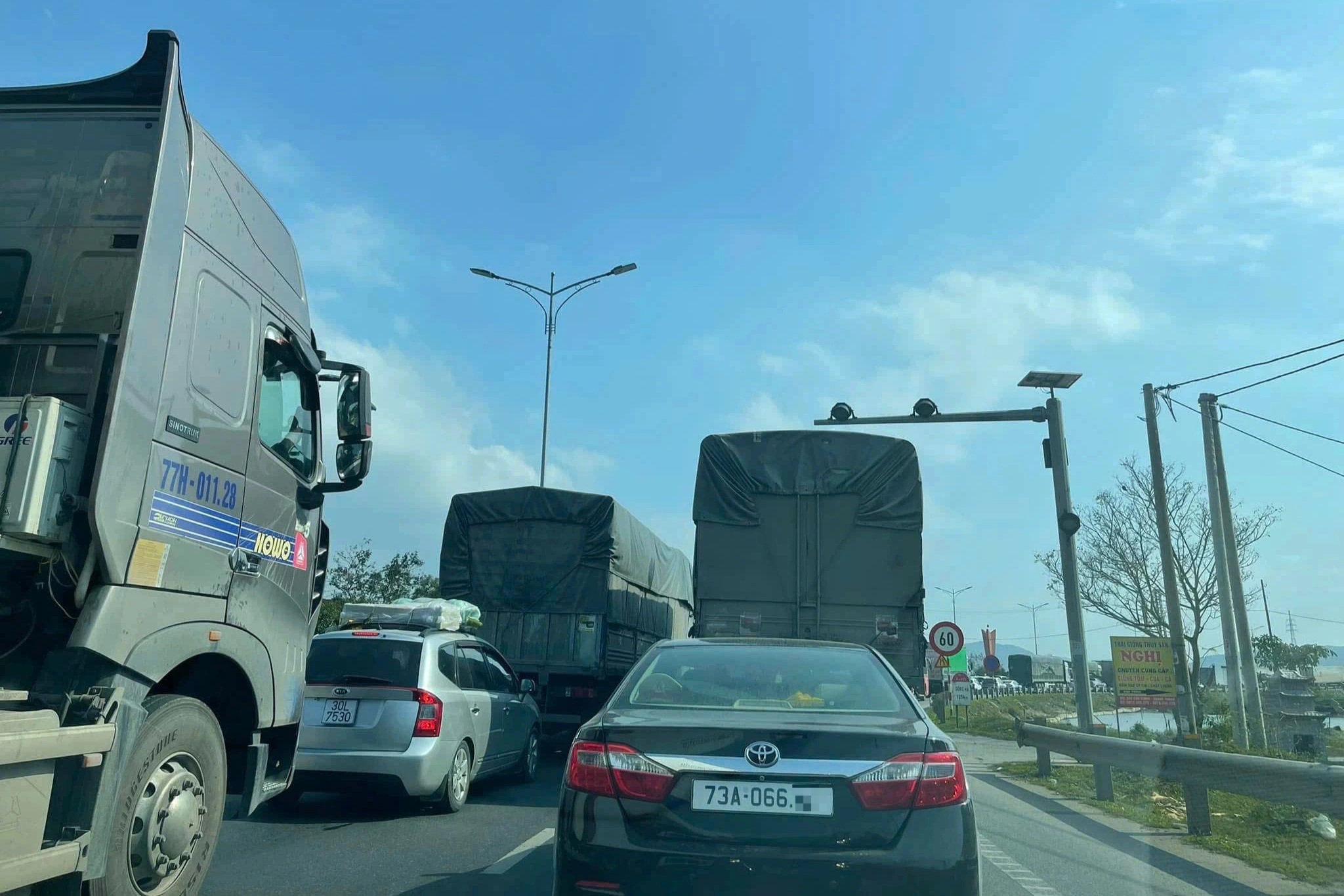 Lượng phương tiện tăng cao, quốc lộ 1A qua cầu Gianh tắc cứng