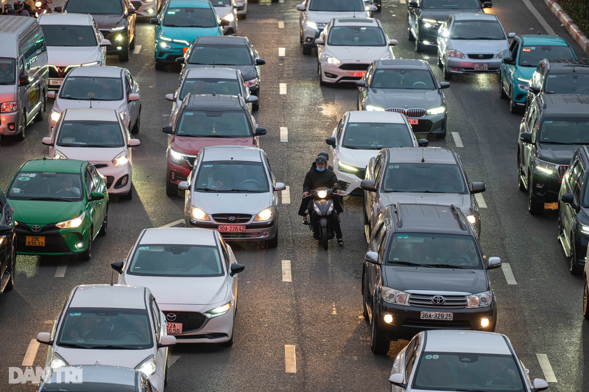 Tắc đường sau nghỉ Tết, người dân đi ô tô 7 tiếng từ Thanh Hóa về Hà Nội