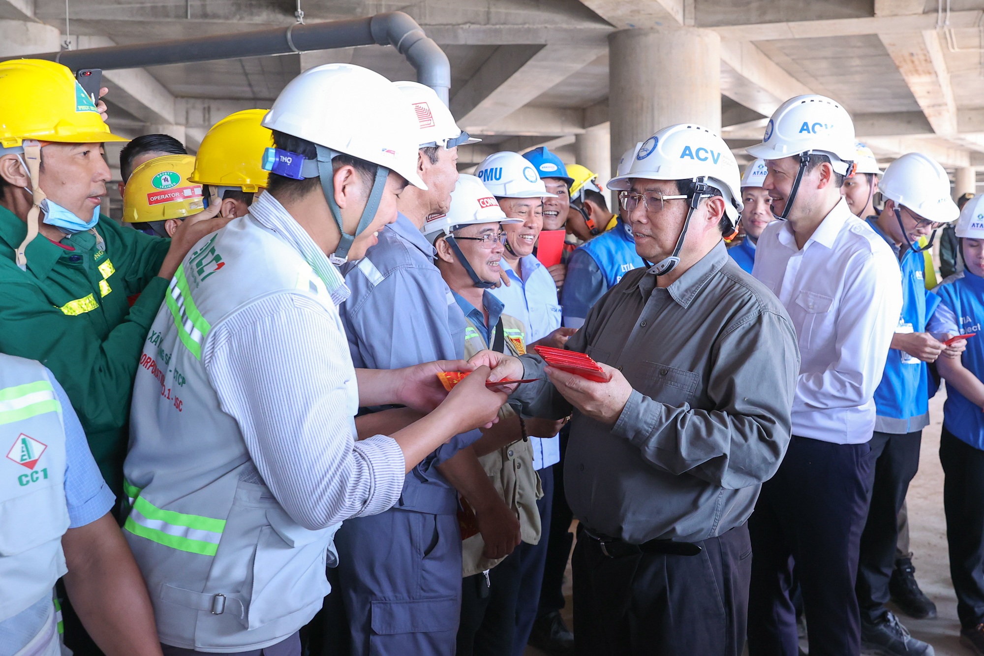 Thủ tướng thị sát, lì xì người lao động tại sân bay Long Thành đầu xuân