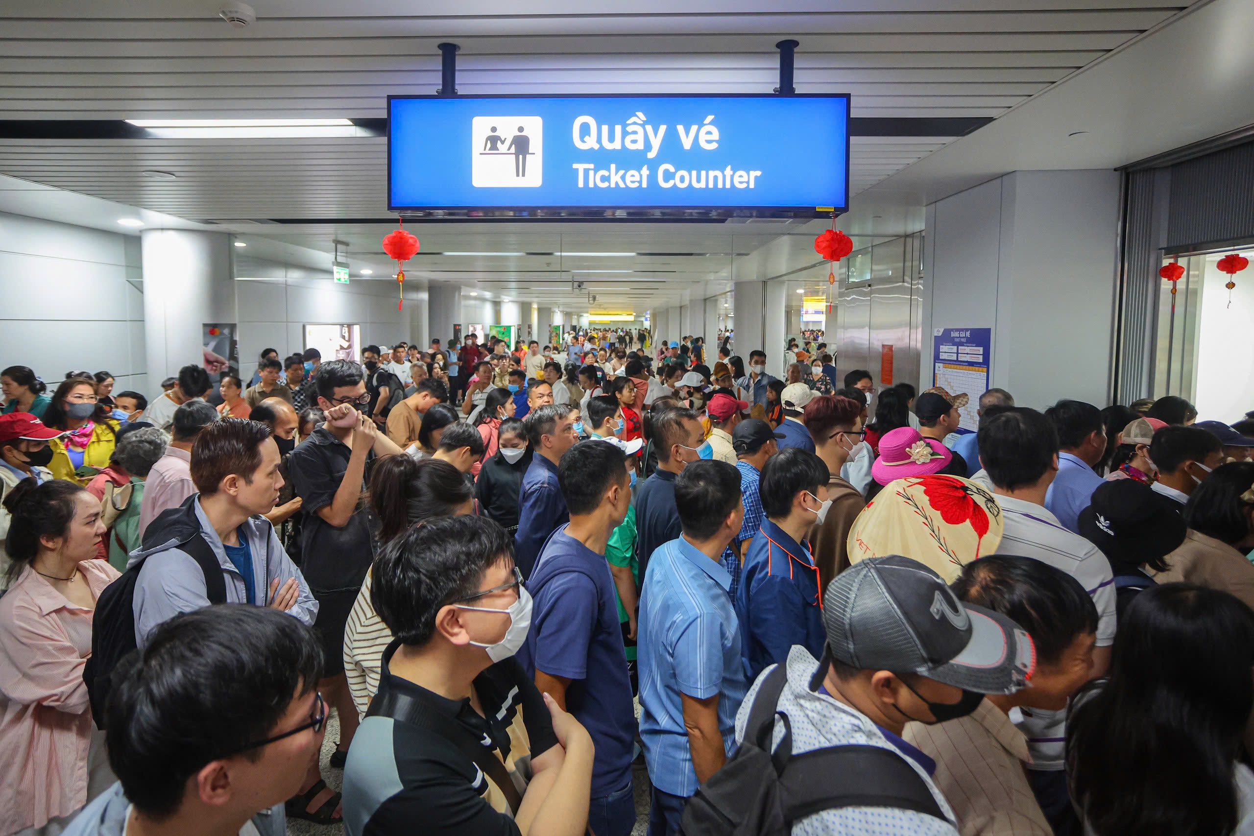 Hành khách chờ cả tiếng vẫn chưa lên được Metro số 1 ngày mùng 4 Tết