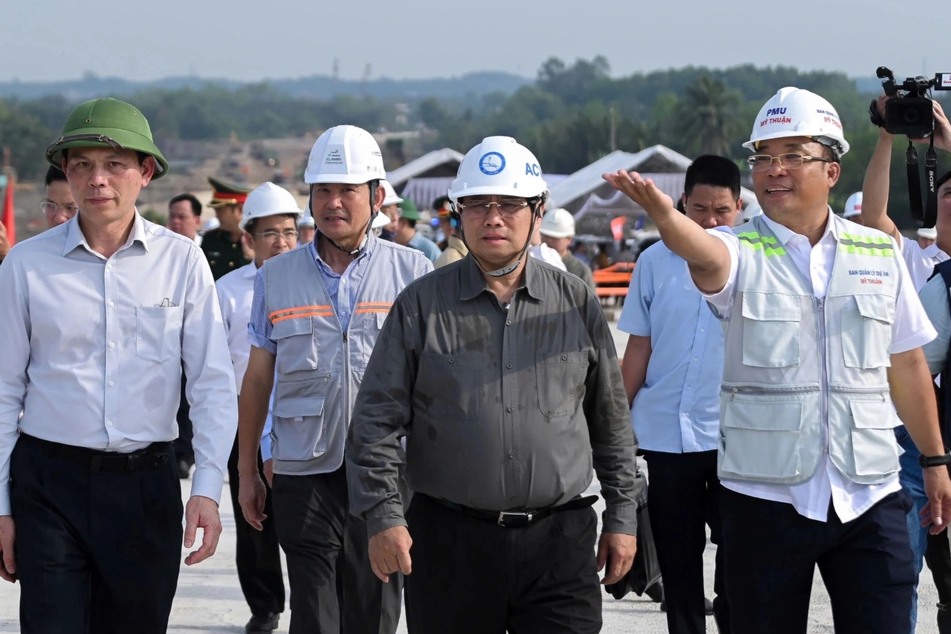 Thủ tướng thị sát cầu Nhơn Trạch trên tuyến Vành đai 3 TPHCM