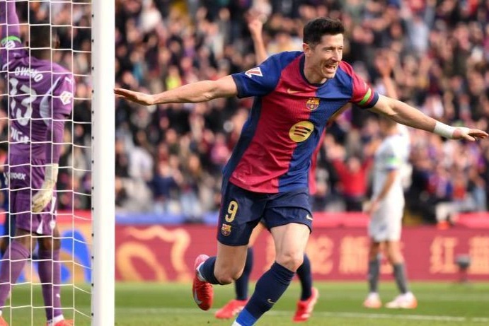 Lewandowski giúp Barcelona thu hẹp khoảng cách với Real Madrid