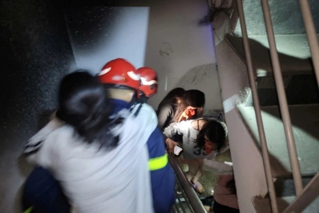 Cháy nhà trọ 6 tầng ở Cầu Giấy, cảnh sát giải cứu được 7 người