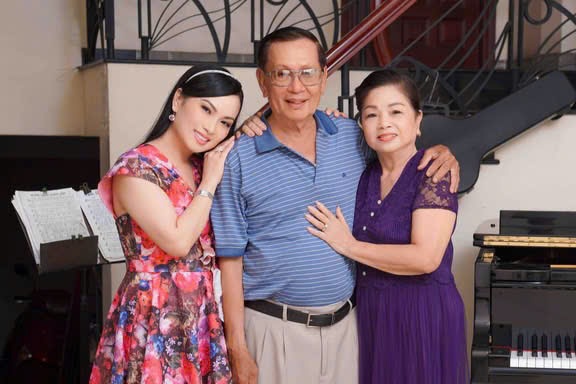 Ca sĩ Hà Phương lần đầu hé lộ chuyện tình của bố mẹ