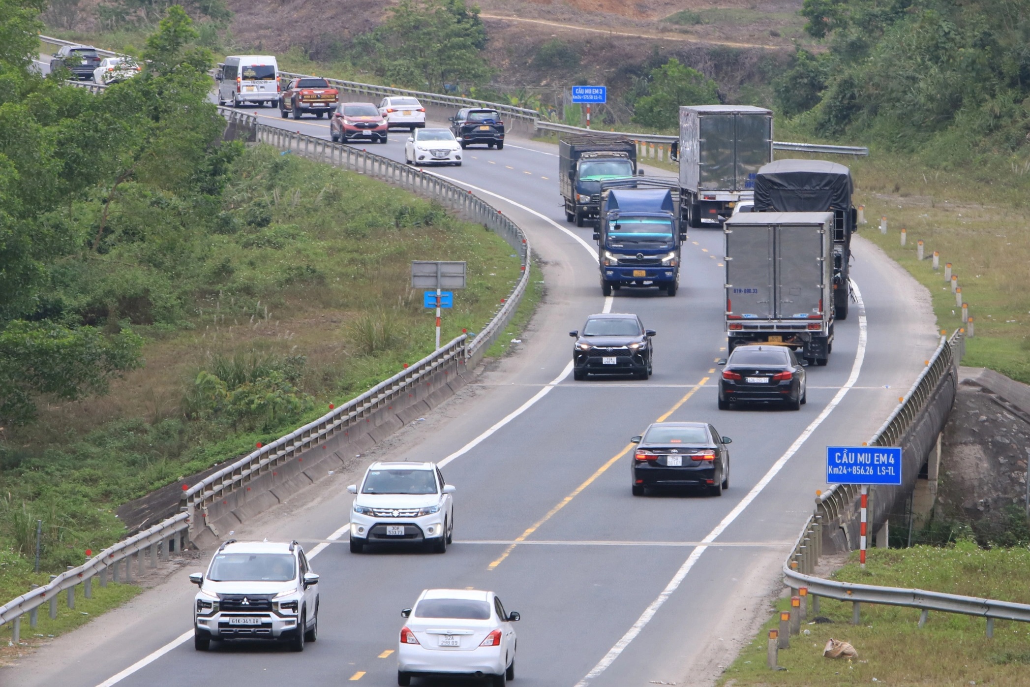 Ô tô nối đuôi nhau trên cao tốc 2 làn xe La Sơn - Túy Loan