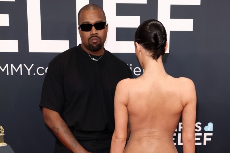 Vợ Kanye West gây sốc khi gần như khỏa thân trên thảm đỏ Grammy 2025