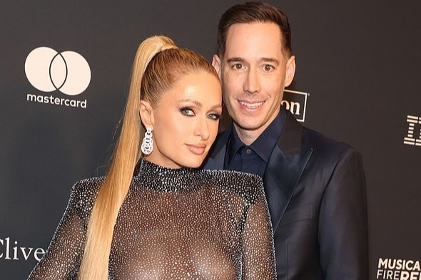 Paris Hilton mặc xuyên thấu, sánh đôi cùng ông xã trên thảm đỏ