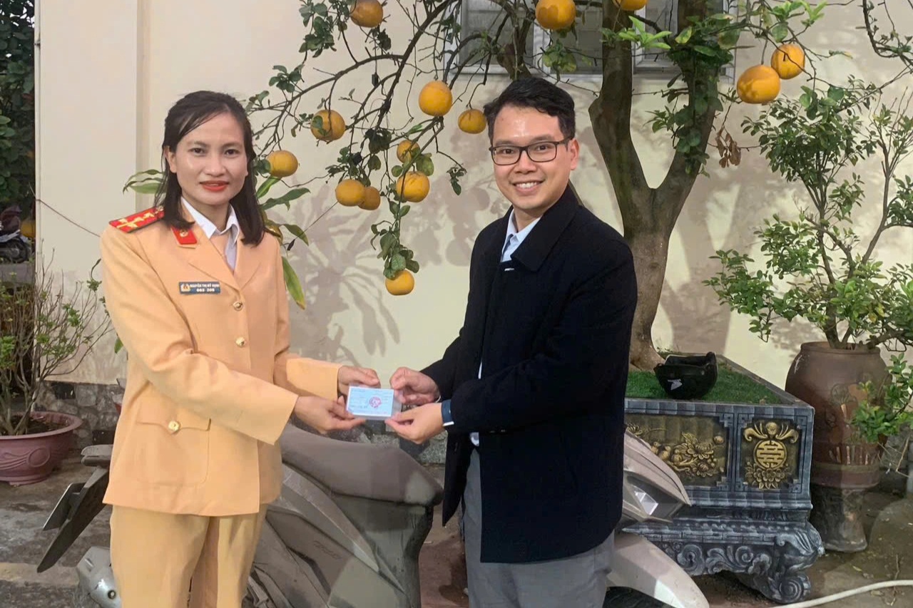 Ngỡ ngàng nhận lại xe máy sau 4 năm bị mất cắp