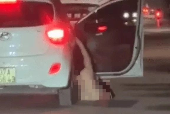 Xôn xao clip một phụ nữ rơi khỏi ô tô con đang chạy trên đường