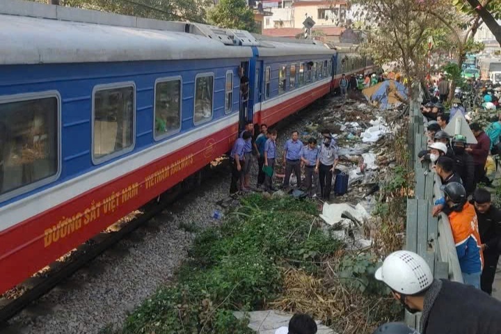 Hà Nội: Người đàn ông đi xe máy va chạm với tàu hỏa, tử vong