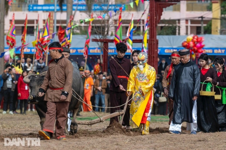 Lão nông đeo mặt nạ, đóng vai vua xuống ruộng đi cày