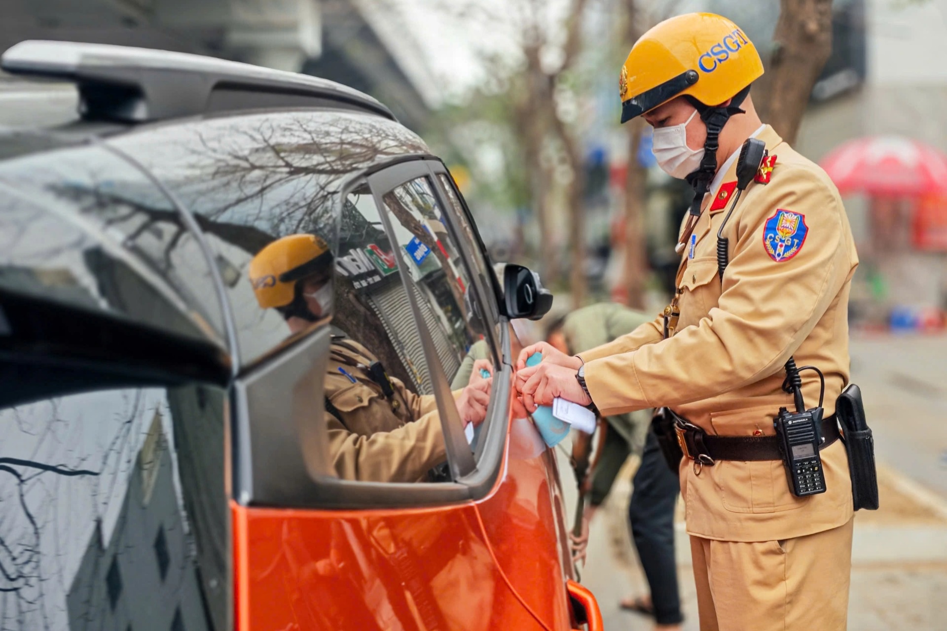 Xử phạt hàng loạt ô tô dừng đỗ, đón trả khách sai quy định ở Hà Nội
