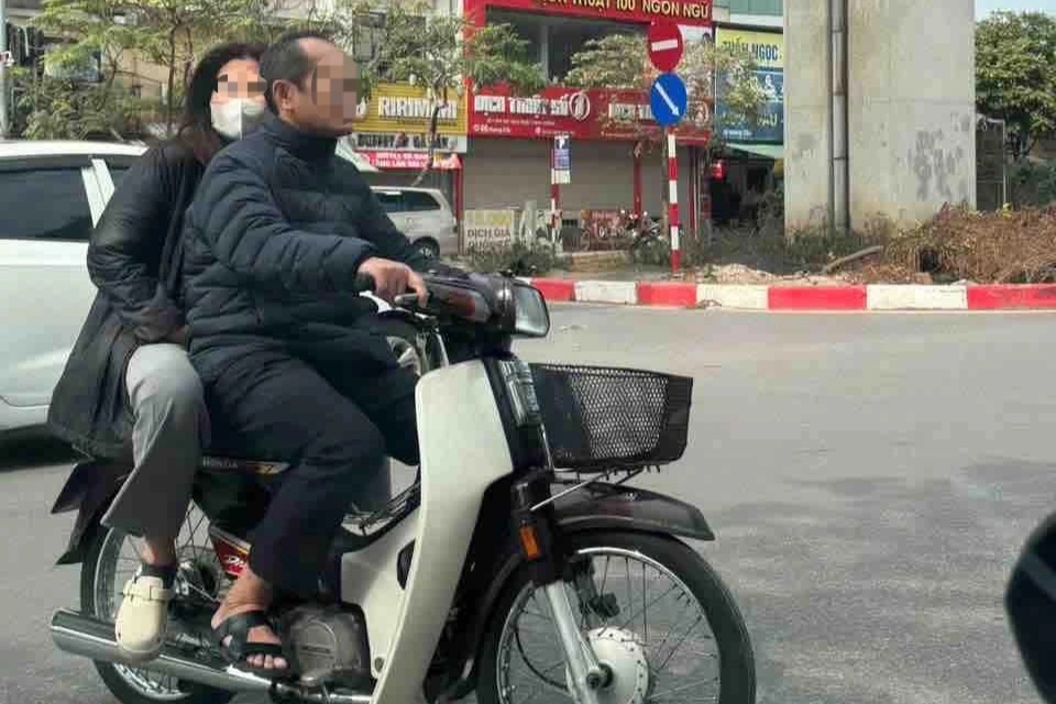 Phó công an phường và vợ đi xe máy "đầu trần" xin rút kinh nghiệm