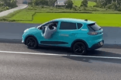 Người đàn ông chui qua cửa taxi, cầu cứu trên cao tốc TPHCM - Trung Lương
