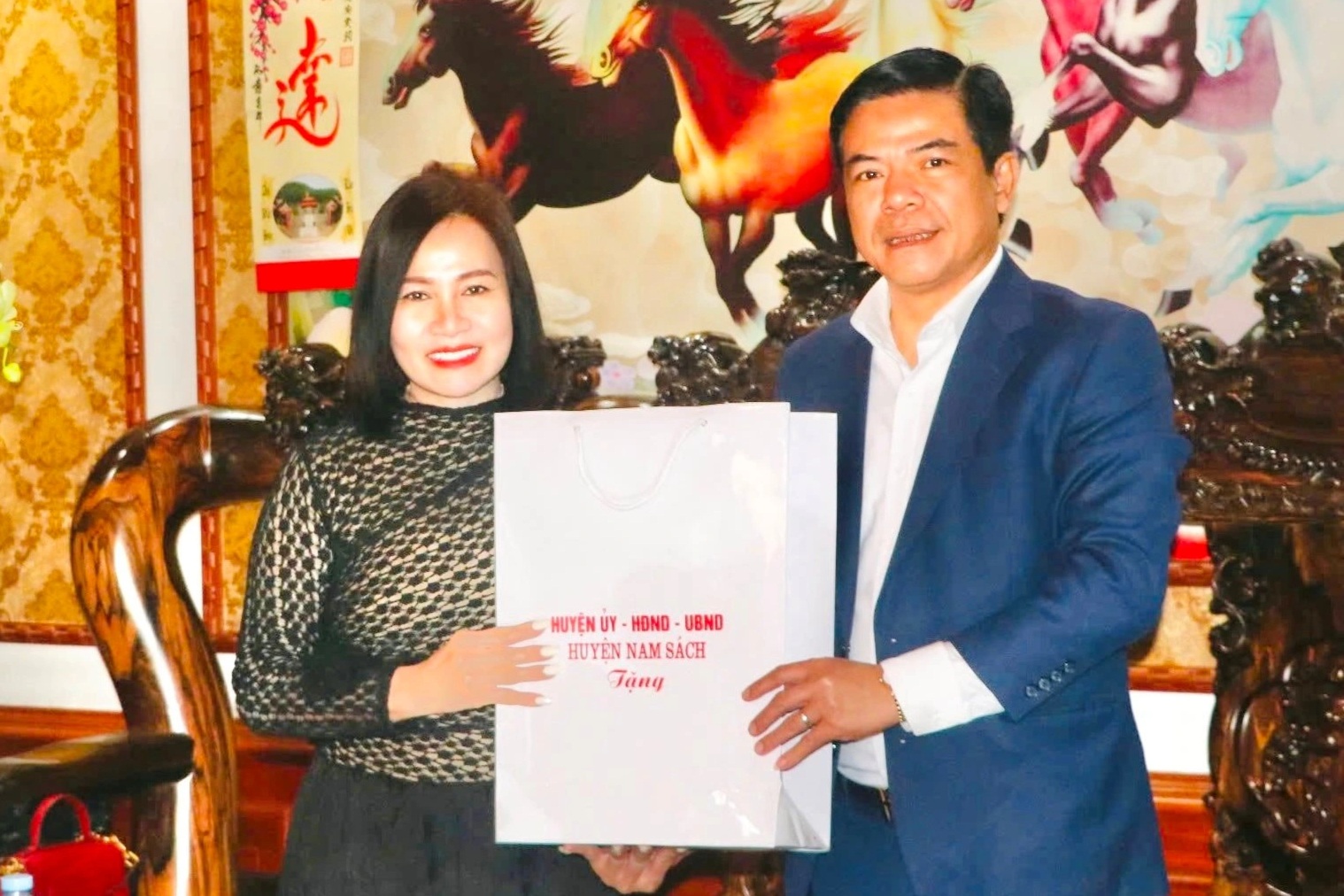 Chính quyền biểu dương người phụ nữ cứu 3 học sinh đuối nước ở Hải Dương