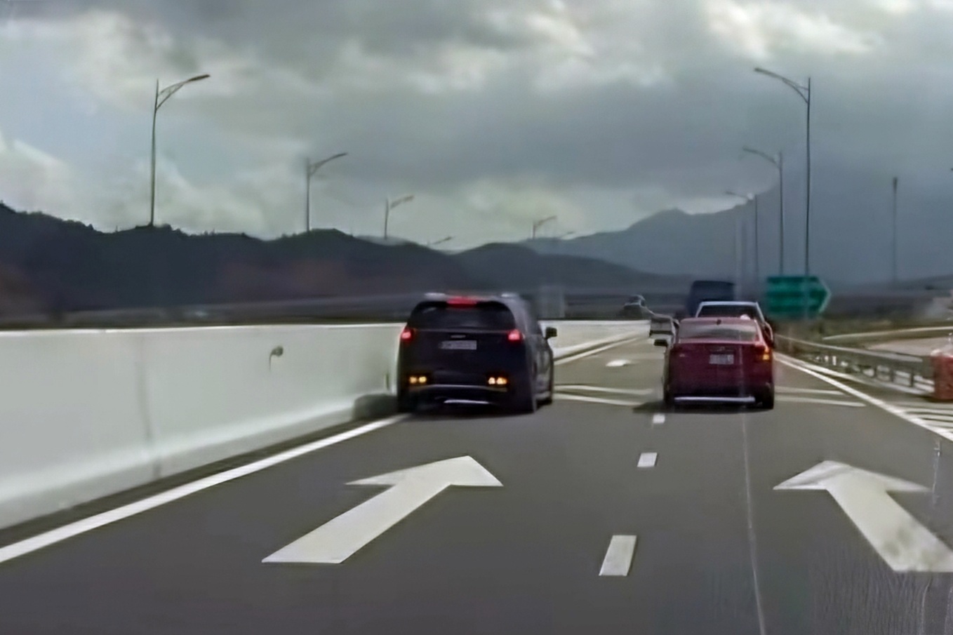 Xác minh thông tin ô tô đi lùi trên cao tốc Nha Trang - Cam Lâm