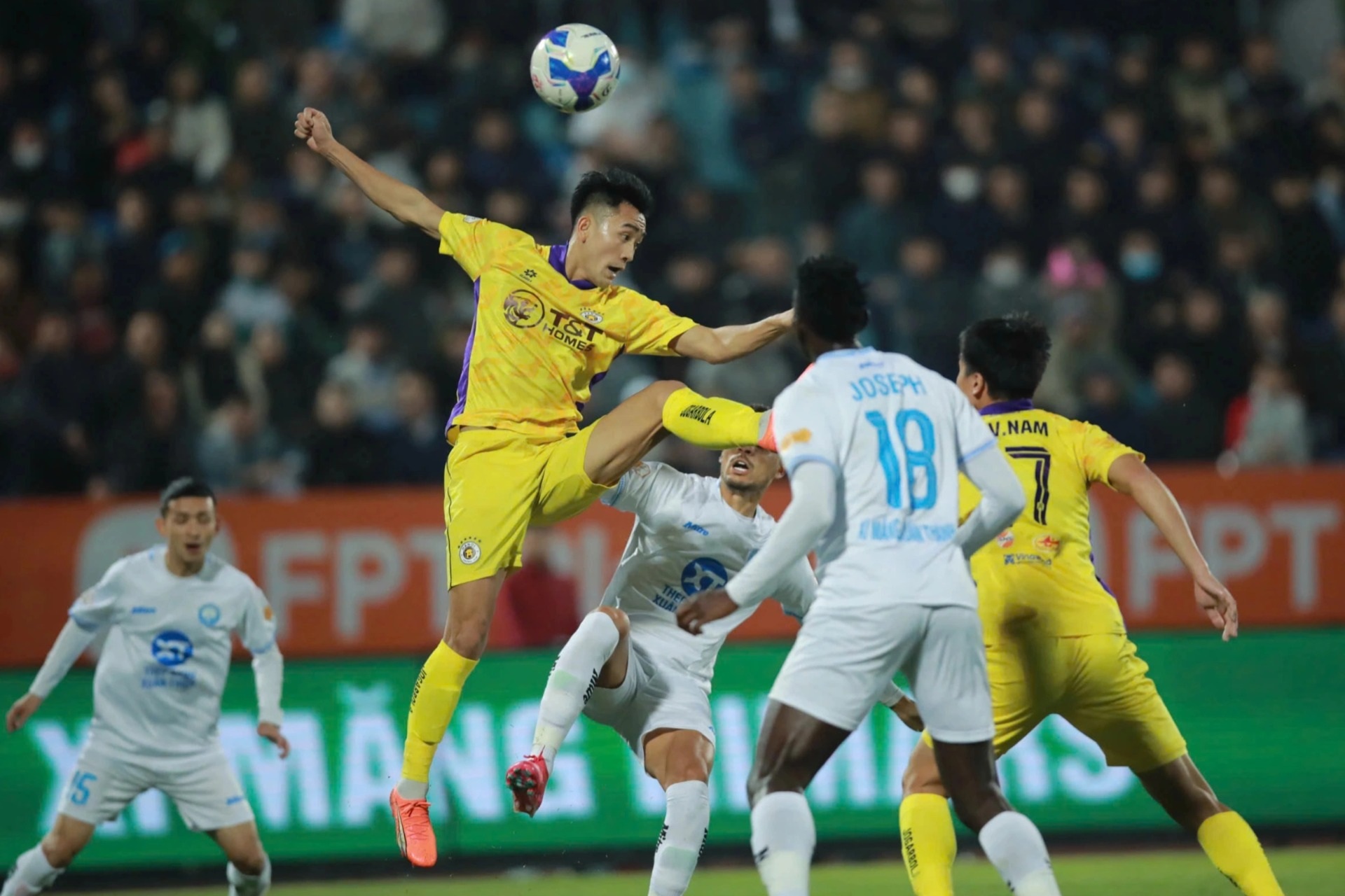 Tuấn Hải nhận thẻ đỏ, Hà Nội FC thua ngược cay đắng trước Nam Định