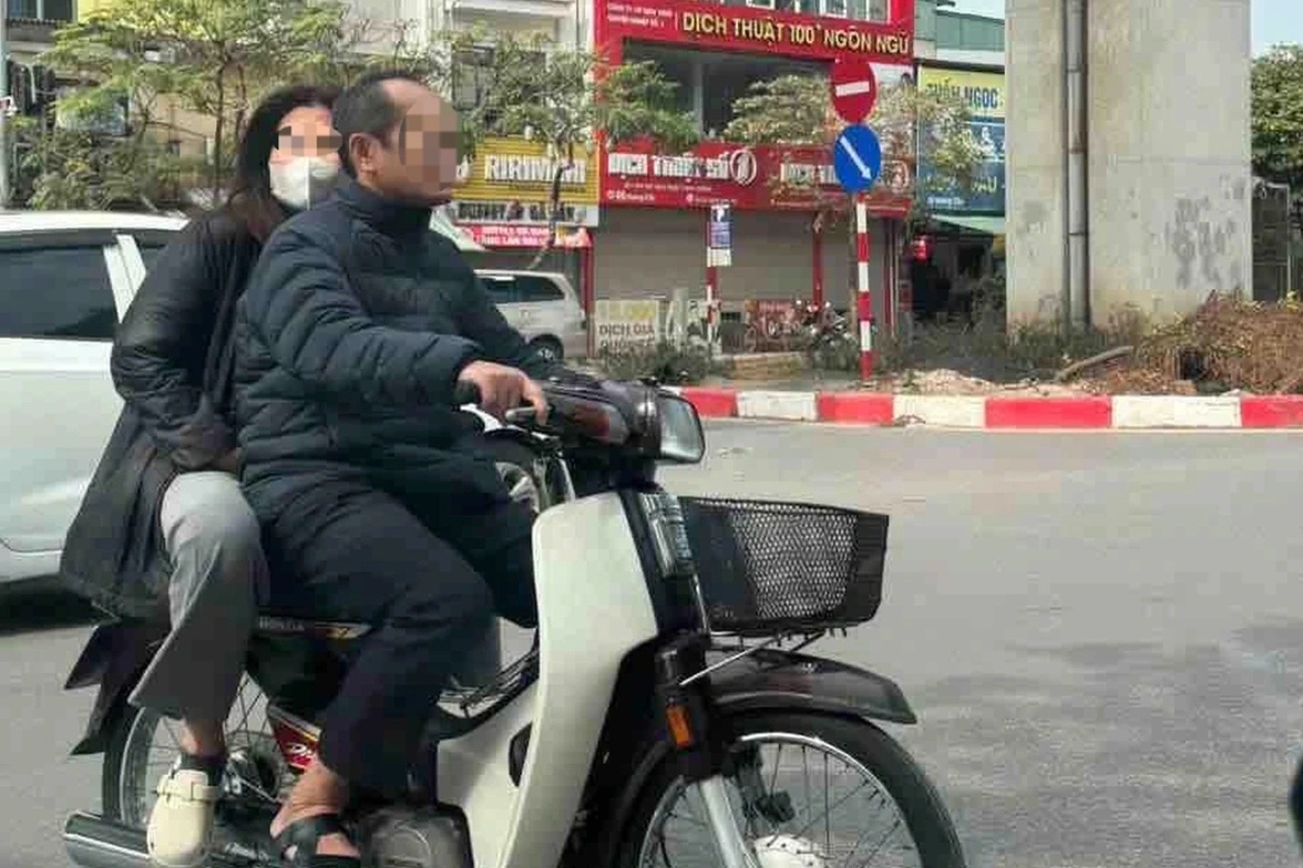 Phó công an phường ở Hà Nội bị xử phạt vì đi xe máy không đội mũ bảo hiểm