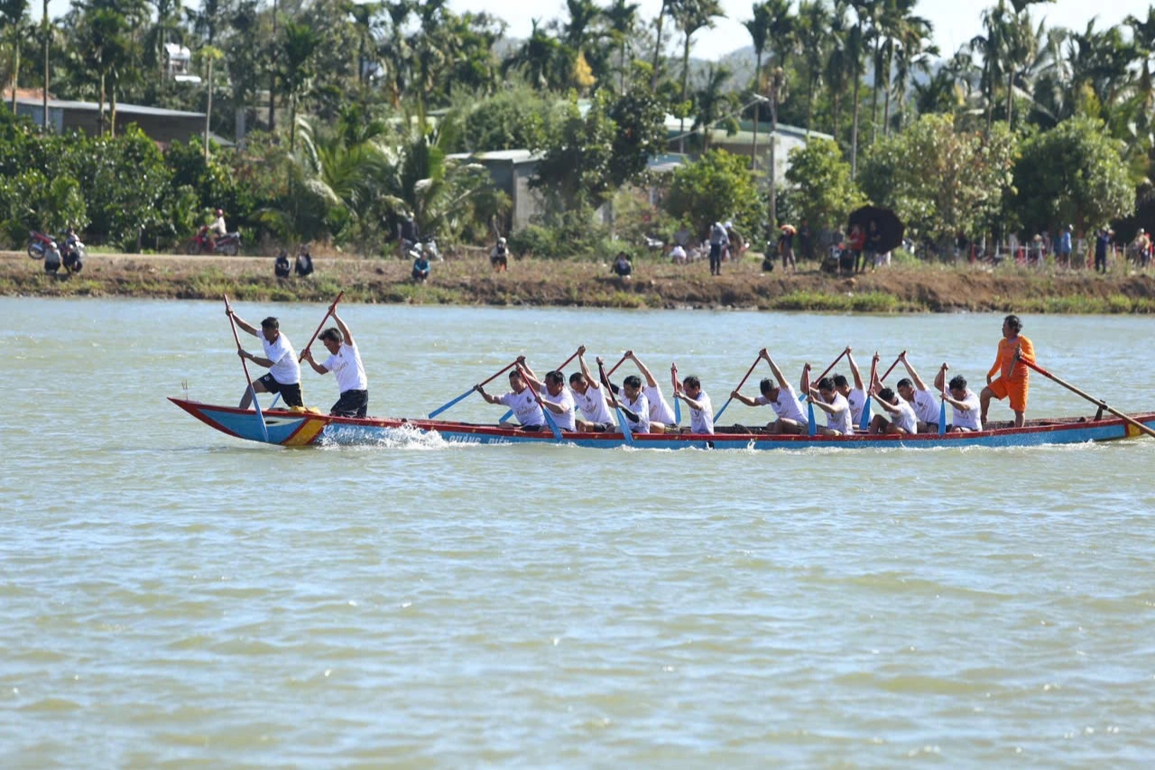 Không phục trọng tài, tay chèo dùng thuyền… chặn đường đua suốt 2 giờ