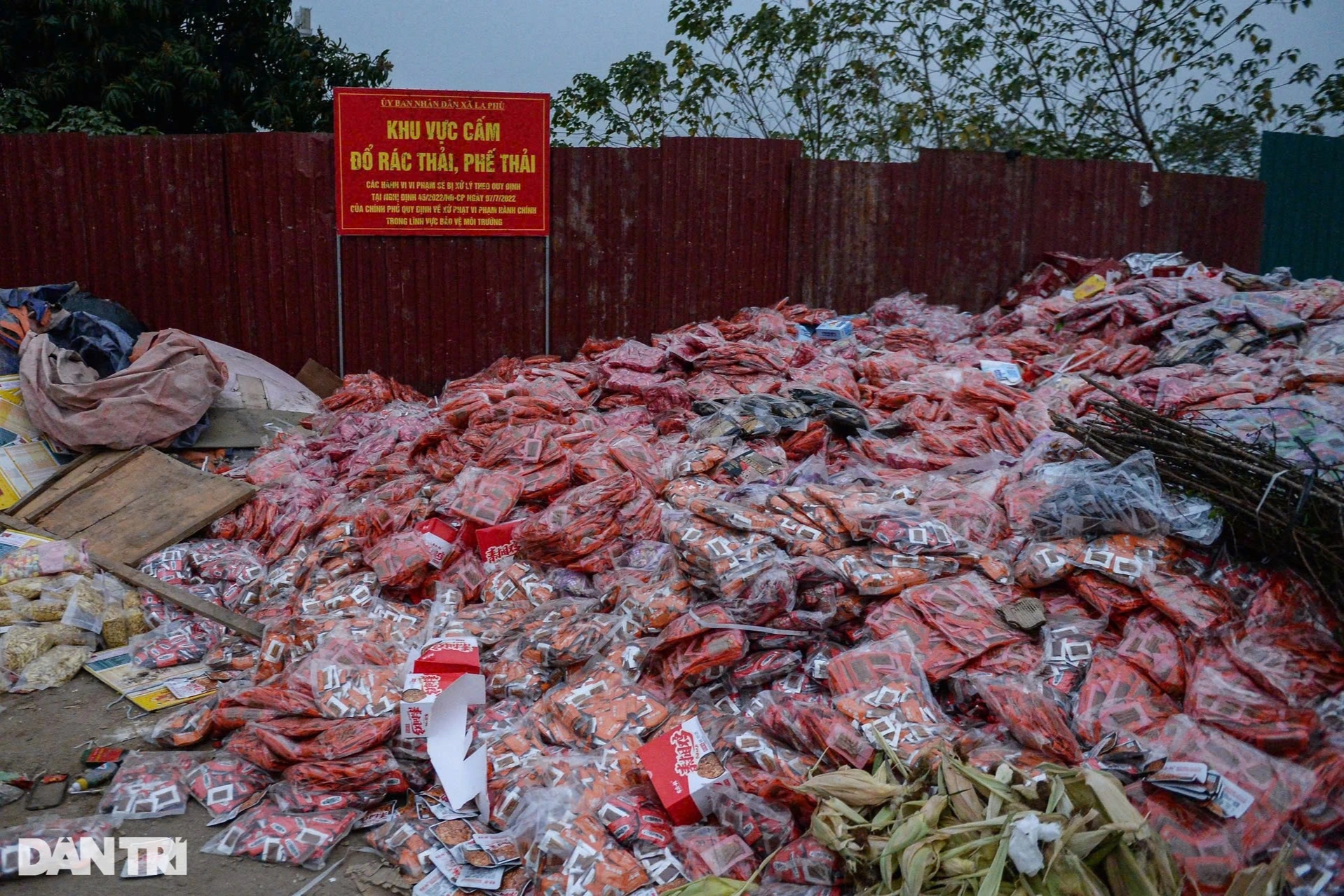 Công an vào cuộc vụ hàng tấn bánh kẹo chất cao "như núi" ở xã La Phù