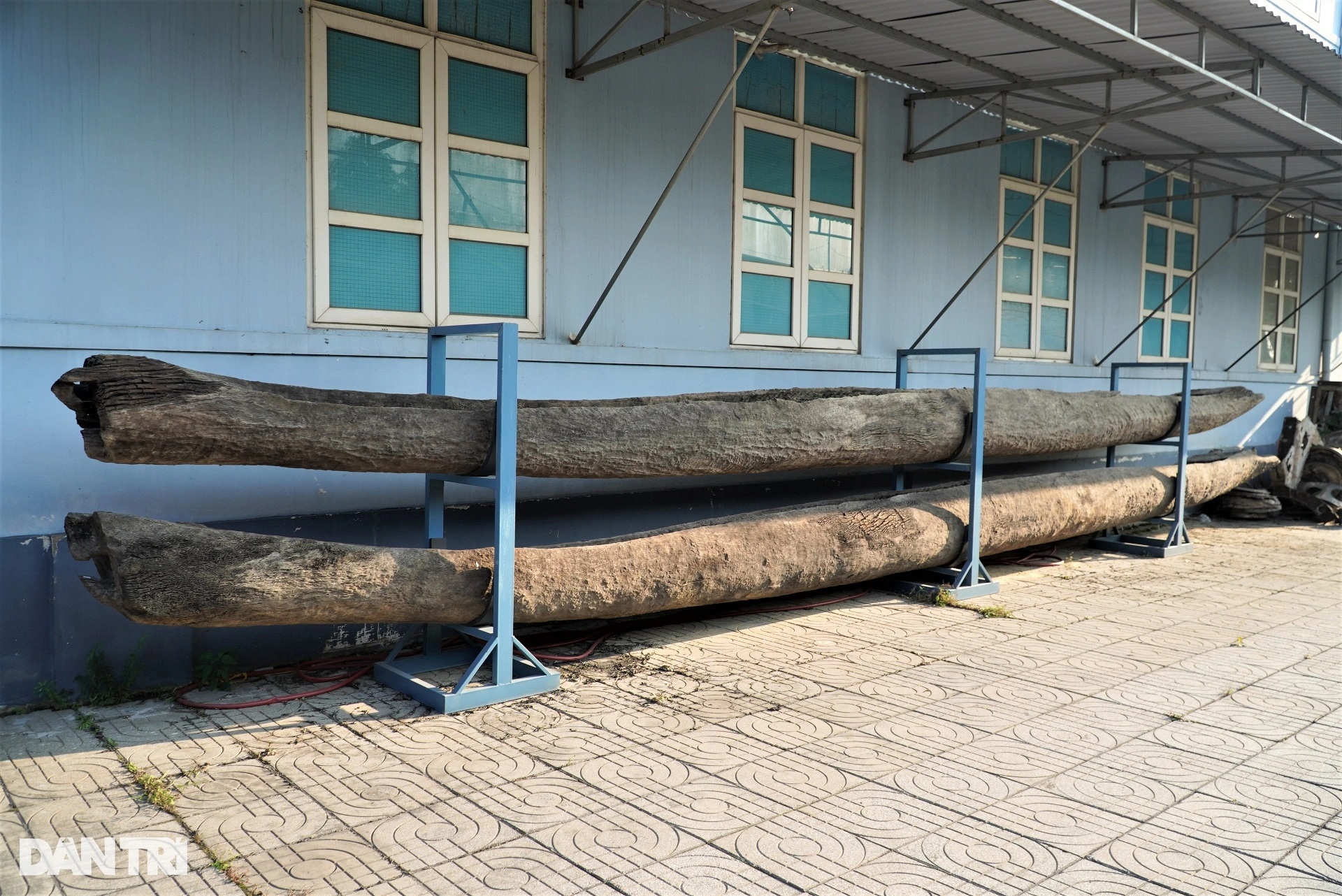 Bảo vật quốc gia, cổ vật hàng trăm năm tuổi cất ở… nhà để xe, góc sân