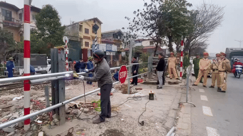 Hà Nội đóng 4 lối đi tự mở sau vụ người đi xe máy bị tàu tông tử vong