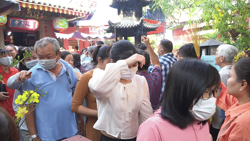 Người dân chen chân xin vía tại chùa Phước Hải dịp đầu năm ở TPHCM