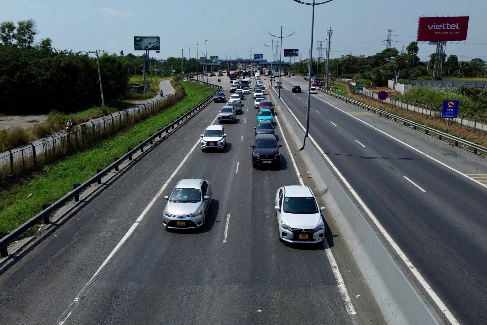 Tài xế không dám lấn làn khẩn cấp, cao tốc giảm kẹt xe trong Tết Ất Tỵ