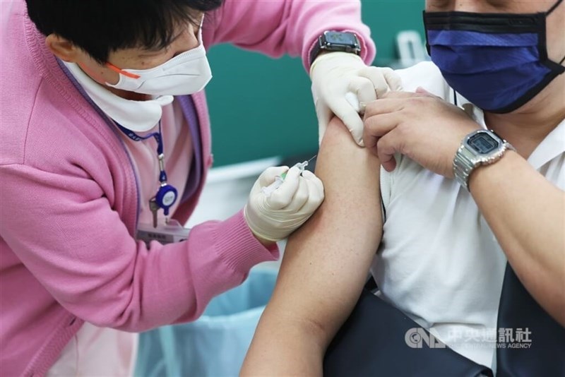 Số ca cúm tăng mạnh, người Đài Loan đổ xô tiêm phòng