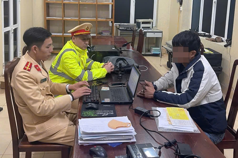 Xử phạt tài xế ô tô đầu kéo cản trở đoàn xe ưu tiên ở Tuyên Quang