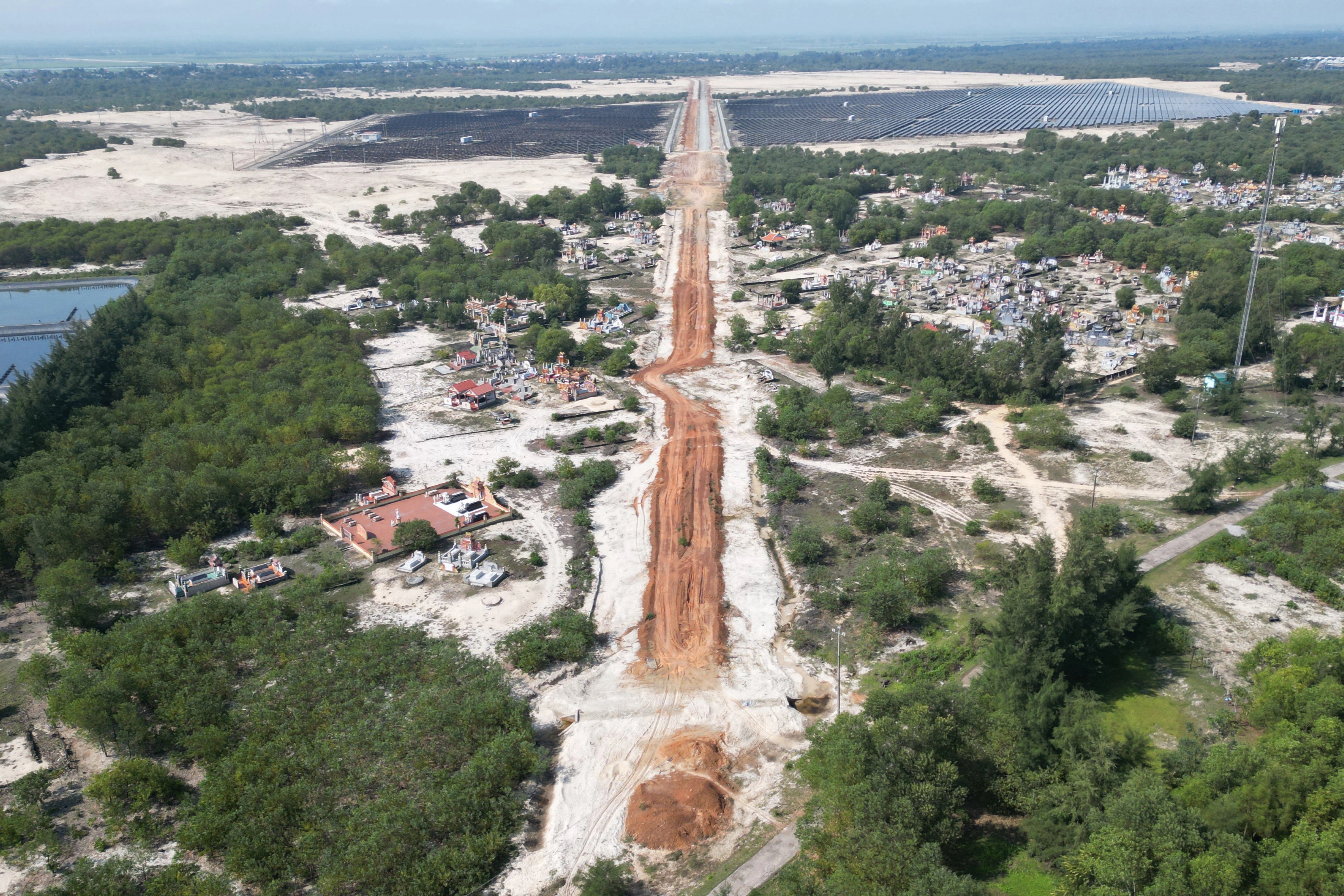 Đường cứu hộ hơn 777 tỷ đồng chậm tiến độ kéo dài, lầy lội như ruộng cày