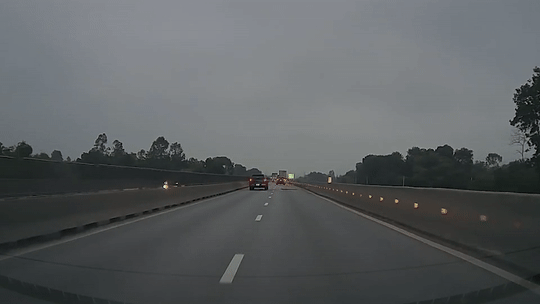 Vụ khe co giãn cao tốc bị bung, nhiều xe gặp nạn: Tài xế mong được hỗ trợ