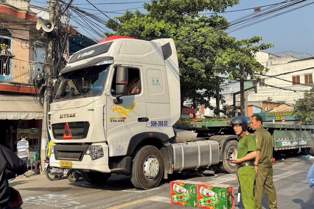 Tai nạn ngay đoạn giao cắt đường sắt, tàu dừng 30 phút tại Đồng Nai