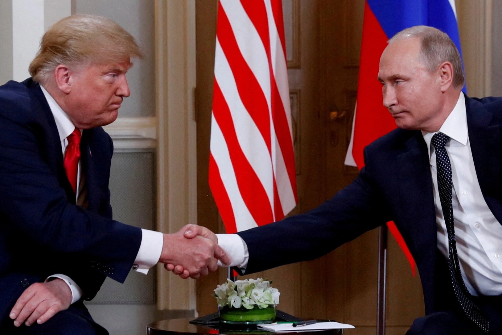 Ông Trump sẽ tung "cây gậy và củ cà rốt" để chấm dứt xung đột Ukraine