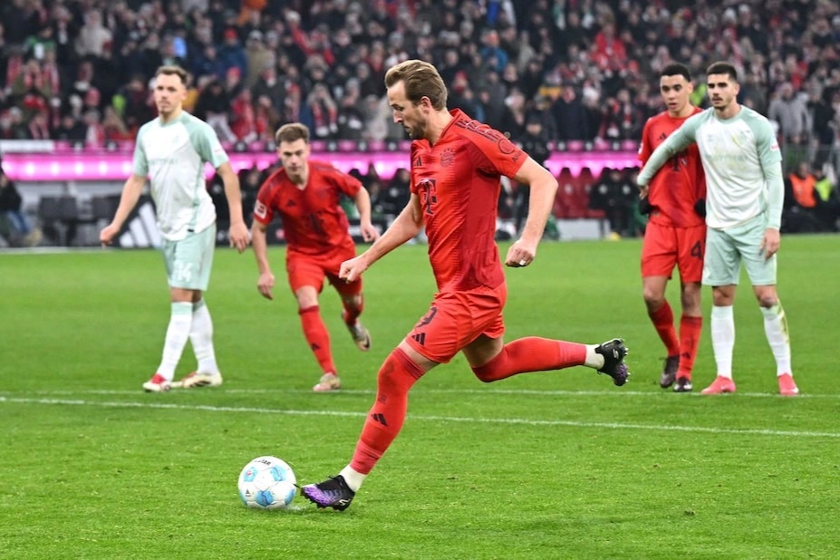 Harry Kane lập cú đúp trên chấm phạt đền giúp Bayern Munich thắng đậm