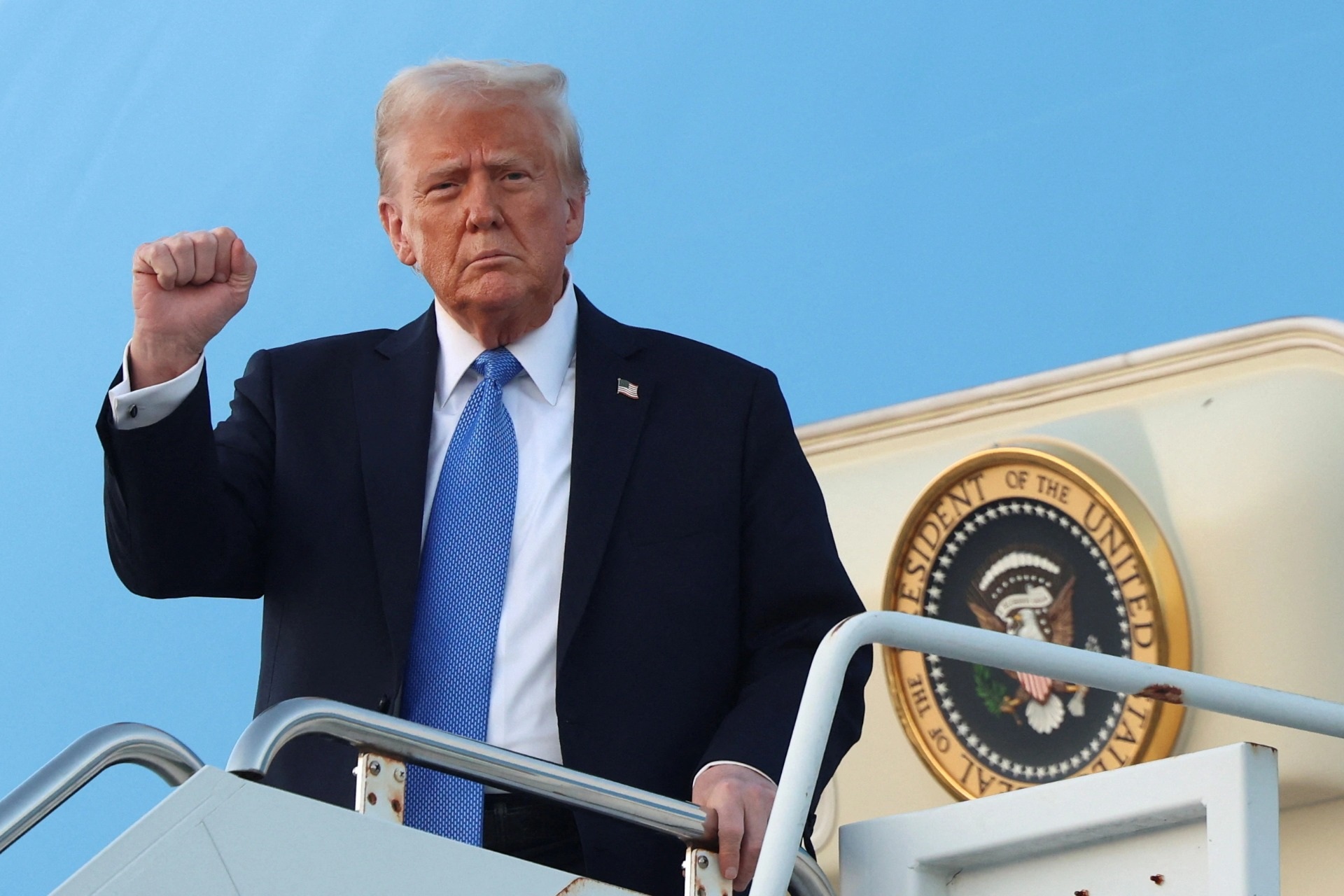 Ông Trump tước quyền truy cập thông tin mật của cựu Tổng thống Biden