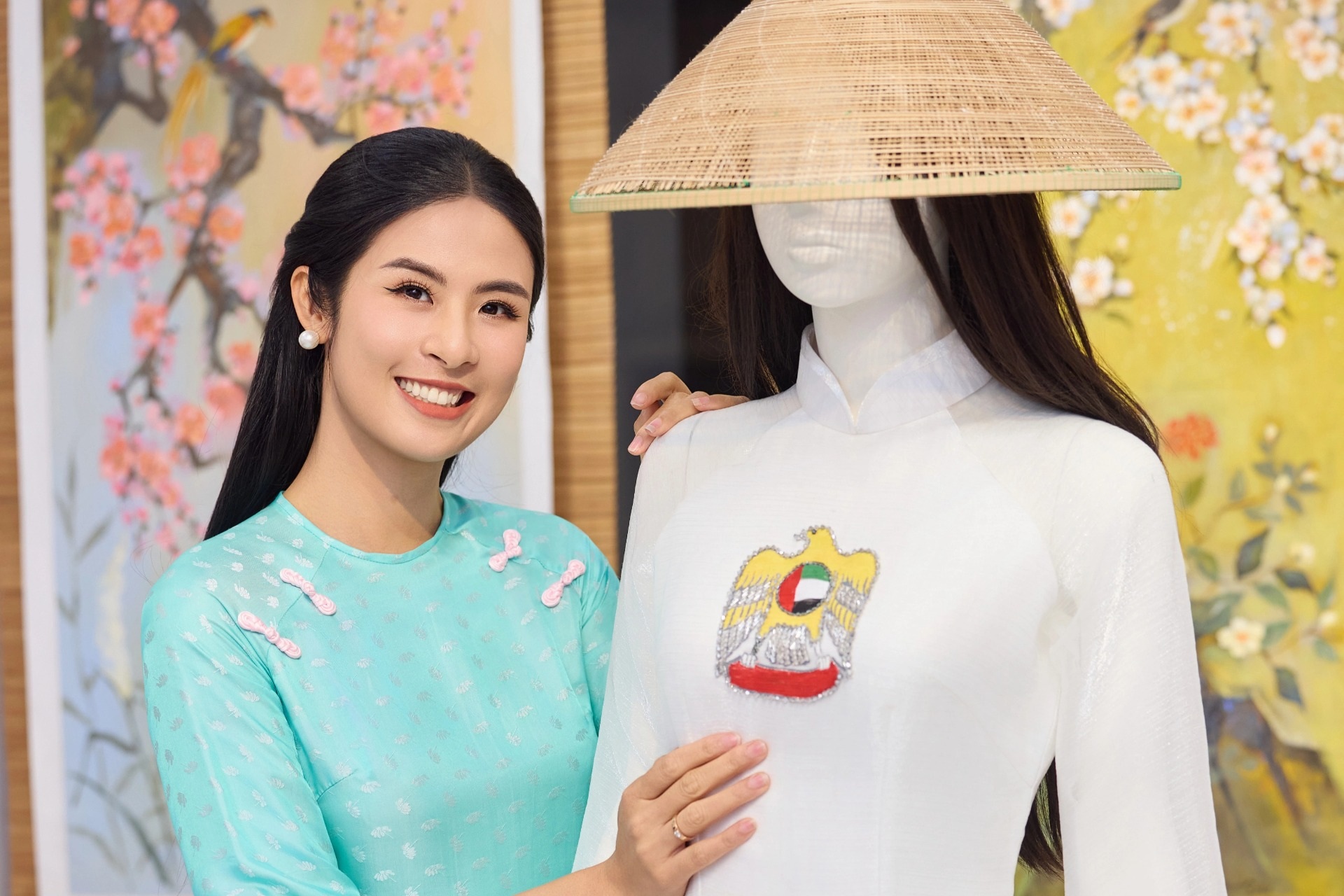 Hoa hậu Ngọc Hân tôn vinh áo dài Việt tại triển lãm ở Dubai