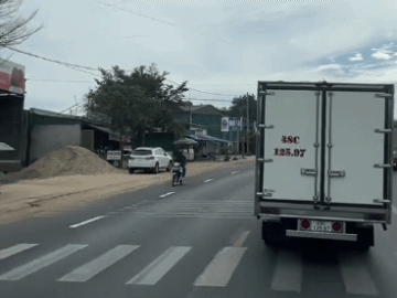 Cảnh sát xử lý tài xế xe tải cố tình không cho xe sau vượt để… trả đũa