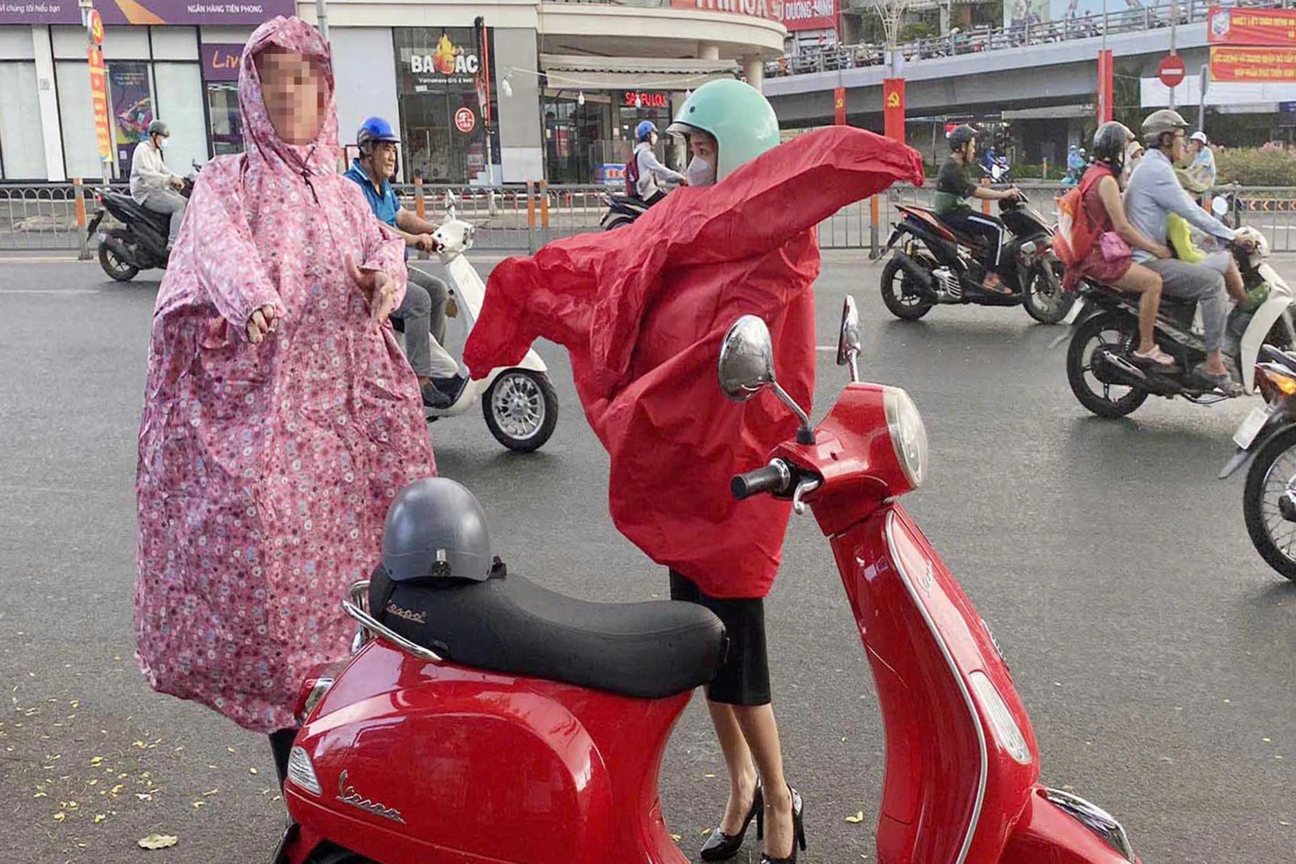 CSGT Hà Nội nói về thông tin "dừng xe mặc áo mưa bị phạt 14 triệu đồng"